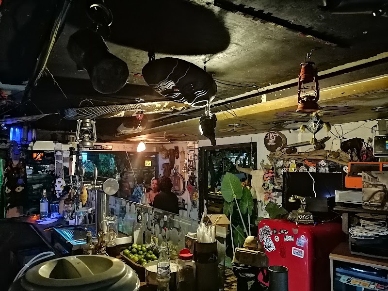 Cerveza, Alitas y Más
