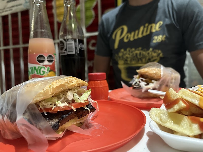 Hamburguesas al carbón “La Parrilla”
