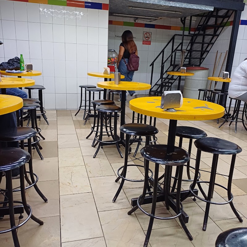 LA REATA HOT DOGS