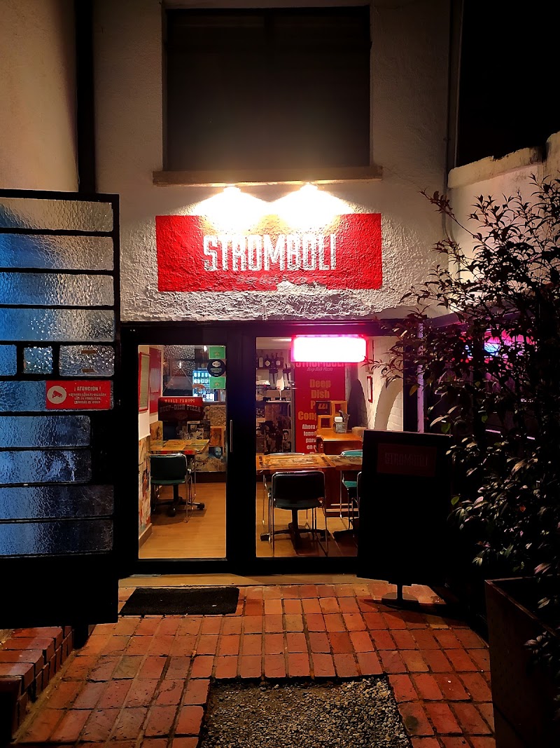 Stromboli Deep Dish Pizza