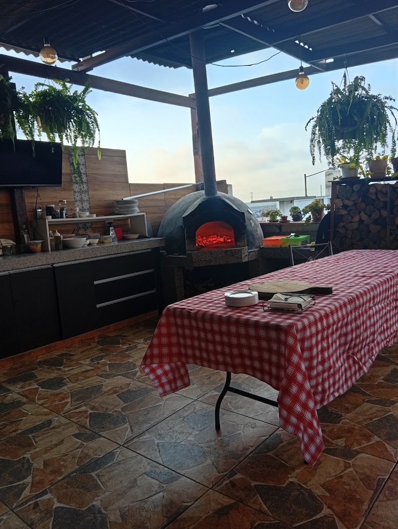 “Pizzería La Terraza – Pizzas a la leña en Cercado de Lima”