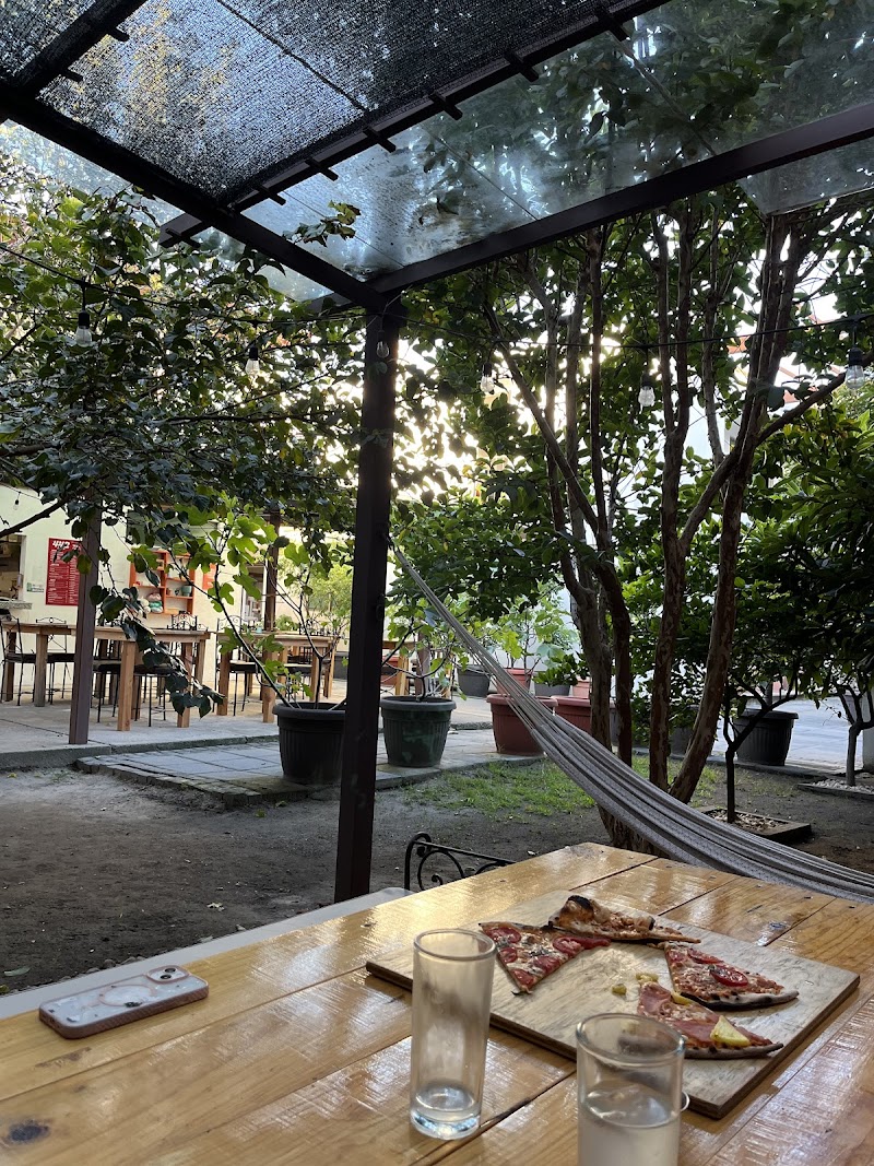 442 Pizza a la leña y jardín