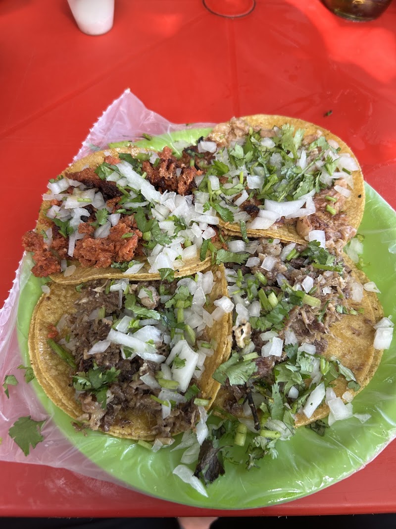 Tacos de cabeza de res y tripa "El Chilango 2"